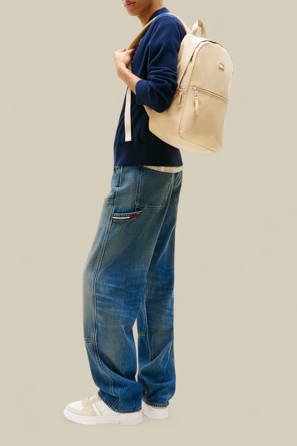 תמונת כל הלוק של תיק גב